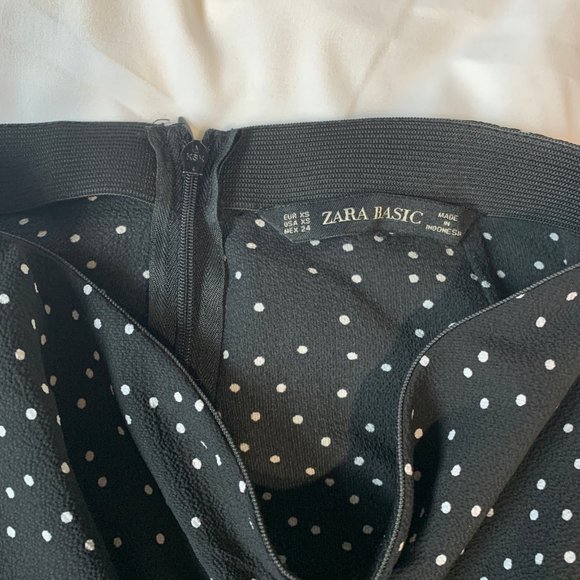 ZARA Polka Dot Pencil Skirt w/Back Slit size XS - Picture 2 of 3